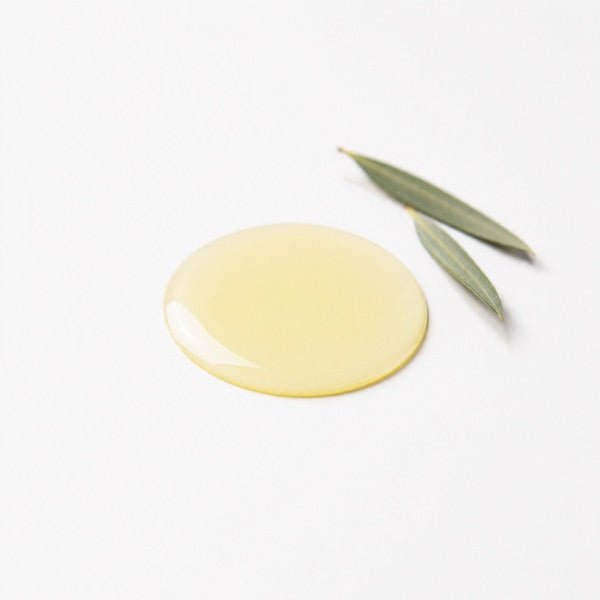 Plas tea tree olie met twee smalle blaadjes