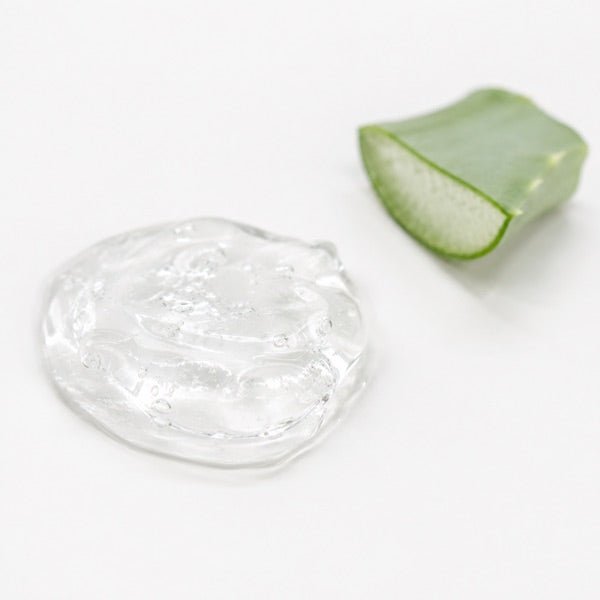 Heldere aloë vera gel met stuk blad